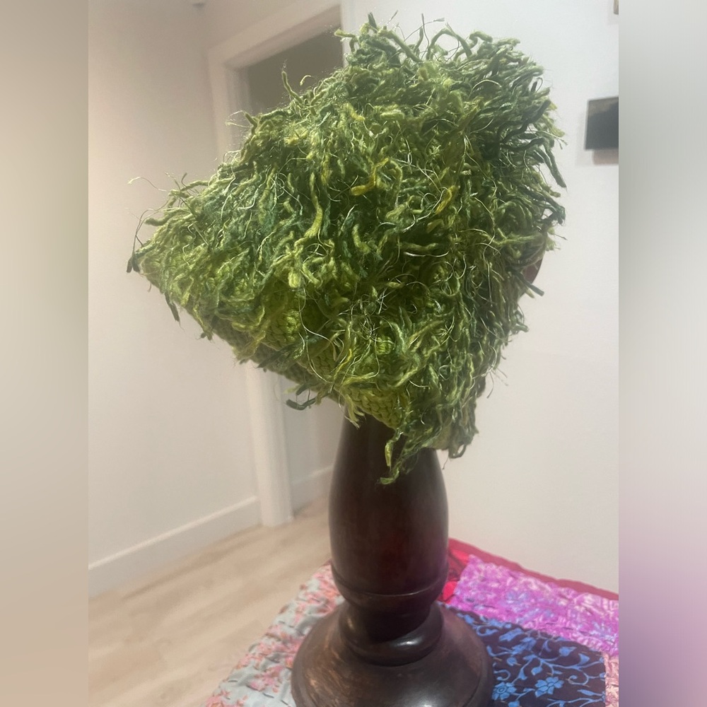 ZOONI Kate Moss Grass Mop Top beanie NWT